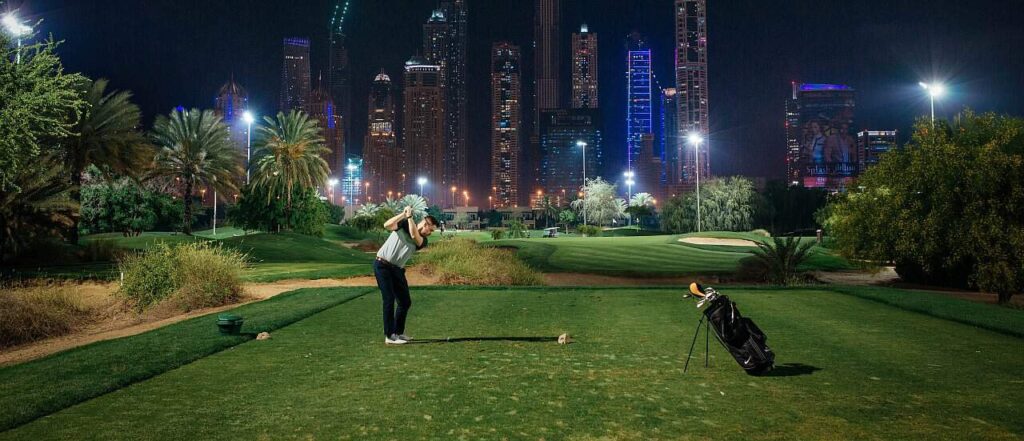 Golf in Dubai unter Flutlicht