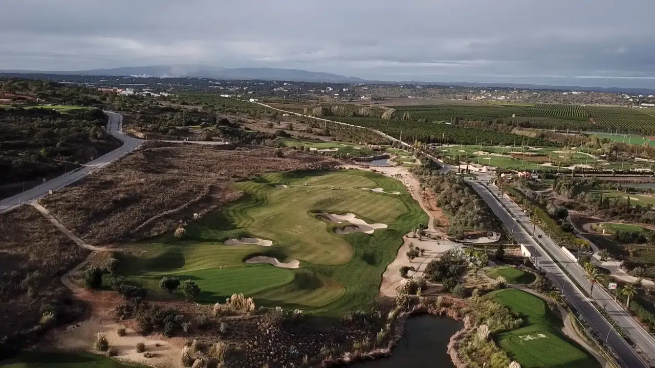 Die Golfplätze des Amendoeira Golf Resort an der Algarve in Portugal