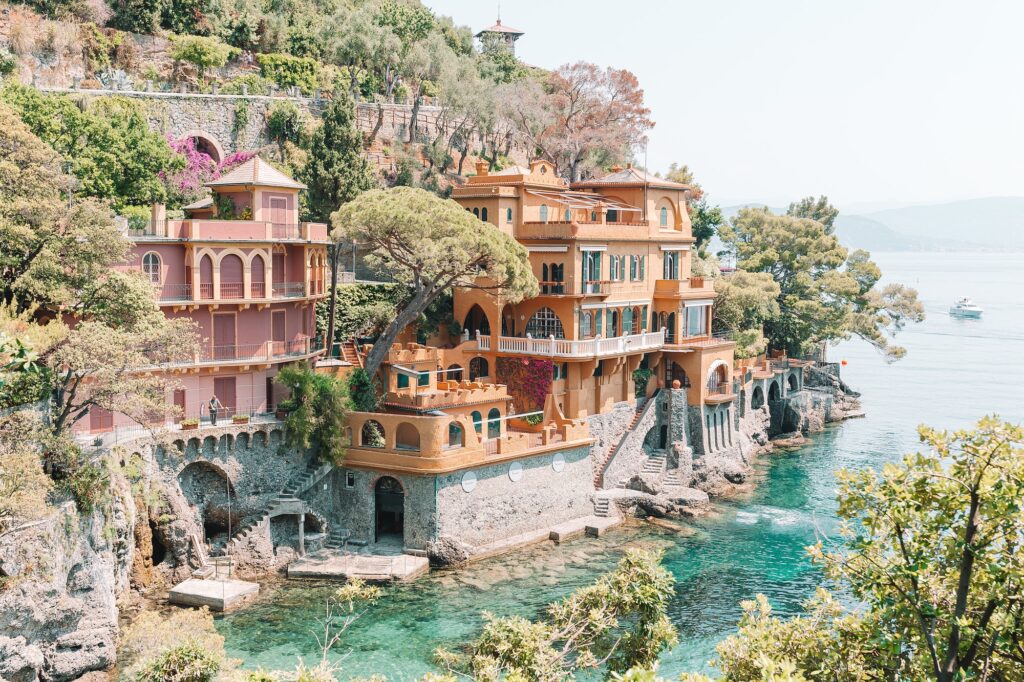 Ligurien - Golf und Mountainbiking Berge 4 Beautiful sea coast with colorful houses in Portofino, Italy. Summer landscape
