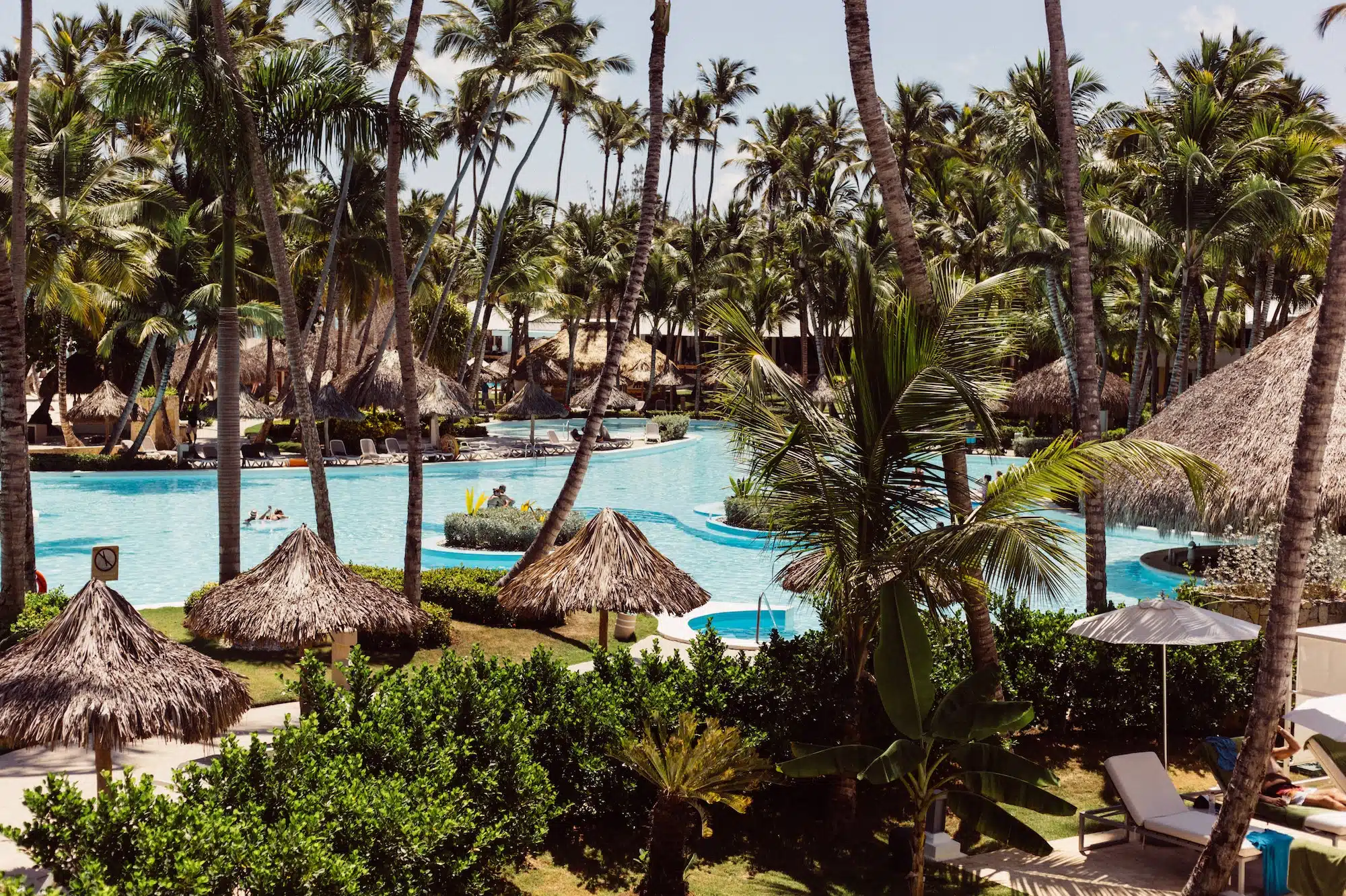 Resort-Pool, Sonnenschirme und der Strand in Punta Cana, Dominikanische Republik