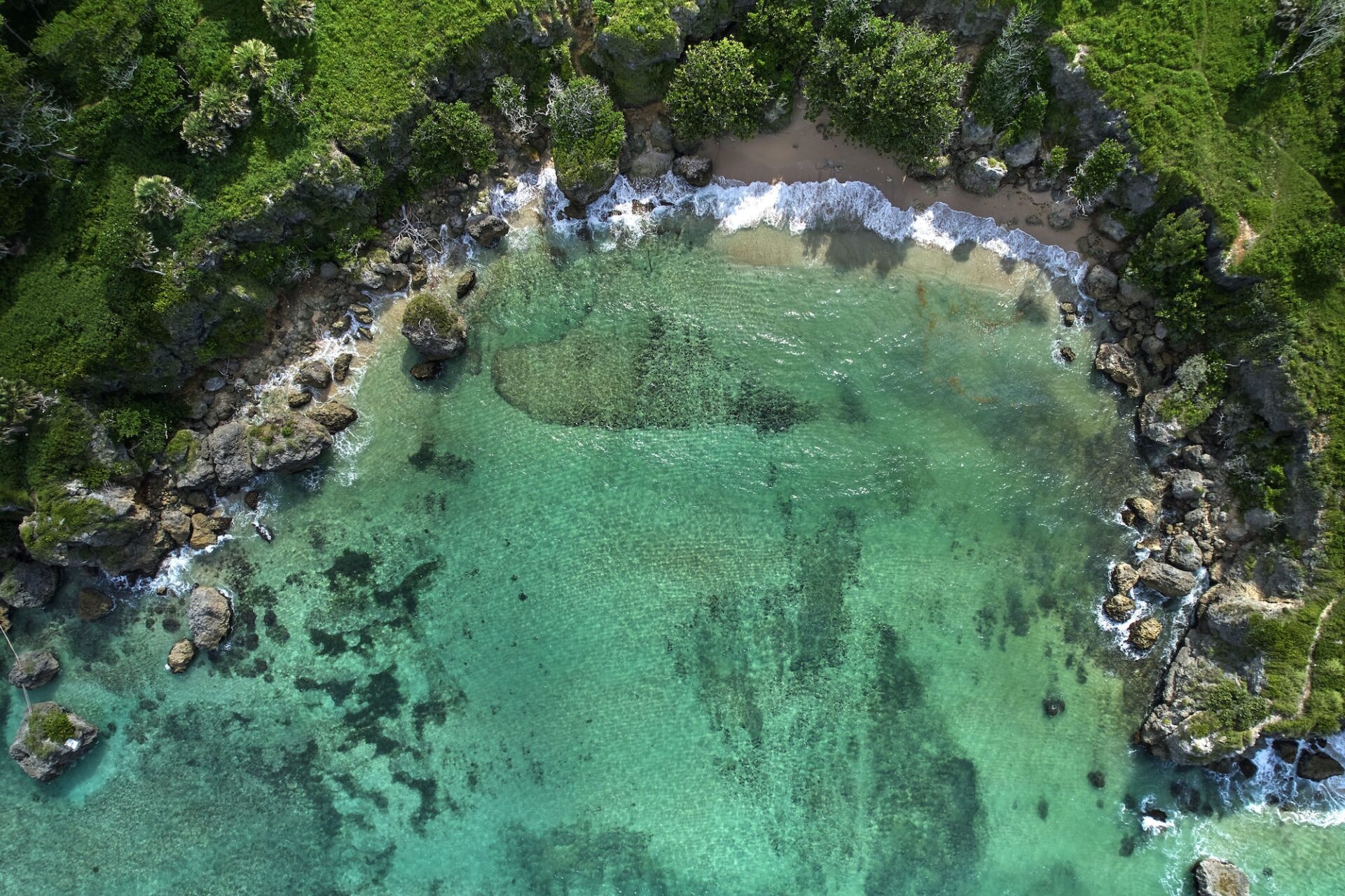 Ansicht von oben auf Caleton de Dario in Cabrera, Dominikanische Republik