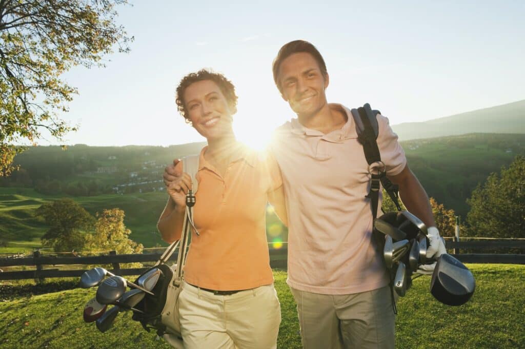 Was ist Ikigai? Berufung 3 Ikigai Golf: Zufriedene und glückliche Golfer auf der Runde