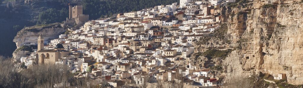 Spanisches weißes Panoramadorf in den Bergen. Alcala Jucar. Spanien