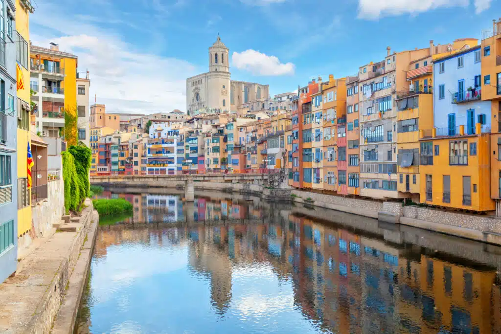 Kathedrale und bunte Häuser in Girona, Katalonien in Spanien