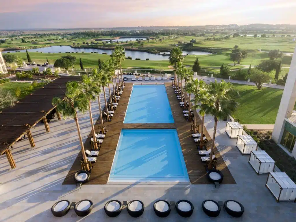 Anantara Vilamoura main pool with golf course backdrop2085x1563 Algarve Golfreisen