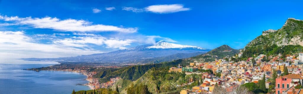 Aquamarinblaues Meer in der Nähe der Badeorte von Taormina und des Vulkans Ätna