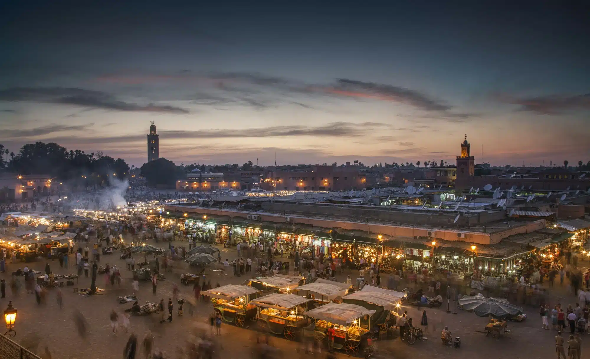 Jemaa el-Fnaa-Platz in der Abenddämmerung beleuchtet, Marrakesch, Marokko