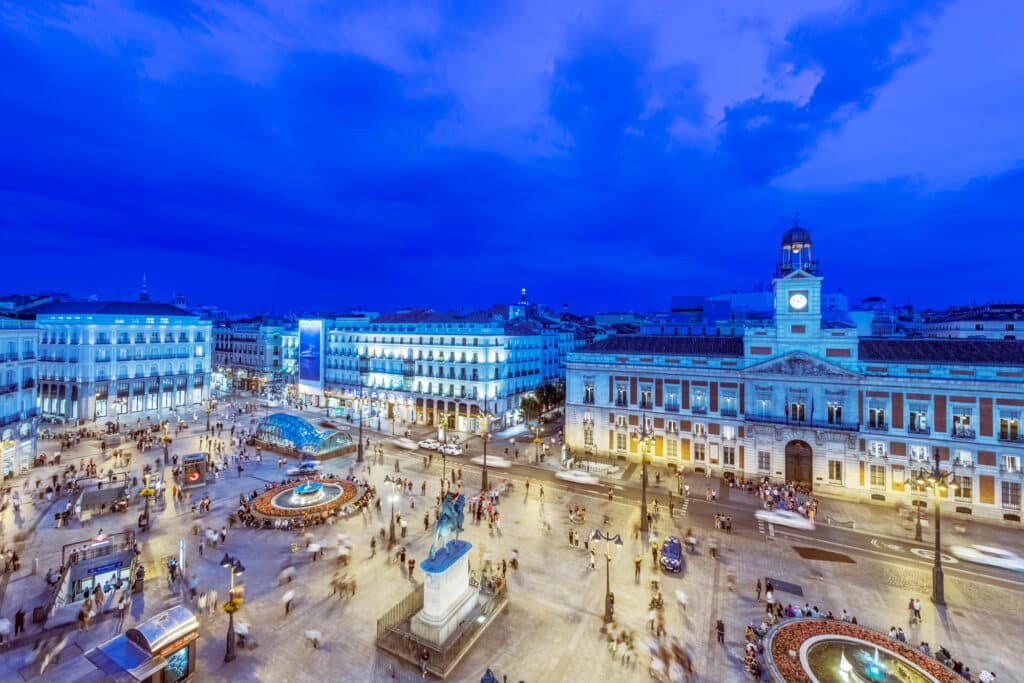 Schön beleuchtete Gebäude bei Nacht, Madrid, Madrid, Spanien