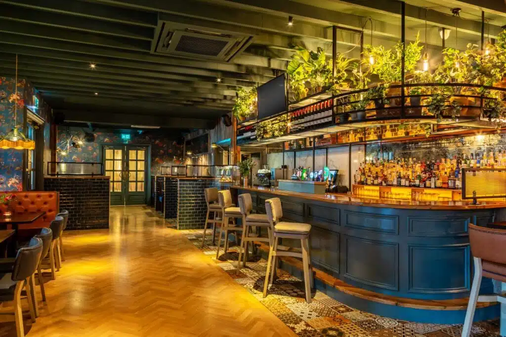 Golf in Kerry: The Ashe Hotel & Manor West Global Golf Reisen Irland 3 Golf in Kerry: The Ashe Hotel & Manor West Alfies Bar at The Ashe Hotel4513x3008 Golfreisen