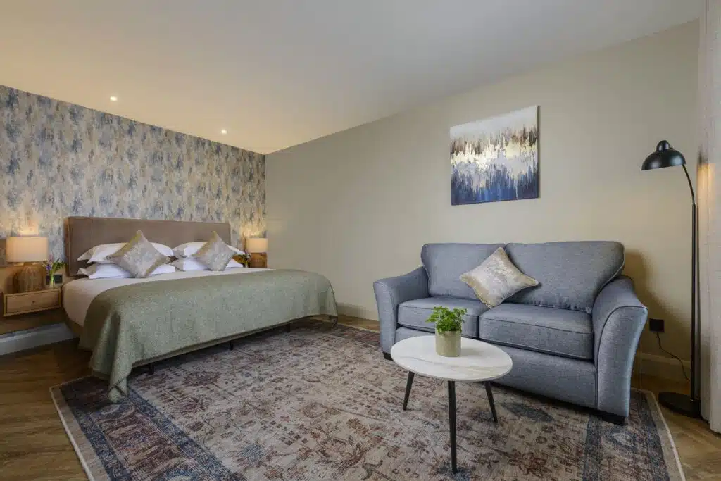 Golf in Kerry: The Ashe Hotel & Manor West Global Golf Reisen Irland 23 Golf in Kerry: The Ashe Hotel & Manor West Manor West Hotel Executive Suite2048x1367 Golfreisen