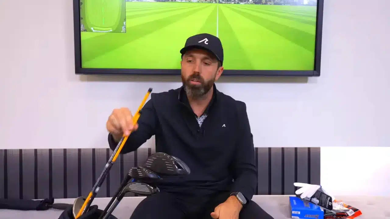 Golf-Ausrüstung für Golfanfänger: Das Set, mit dem ich heute beginnen würde Einsteiger 10 Moderator zeigt Alignment‑Sticks im Golfbag; Handschuhe und Ballbox liegen rechts