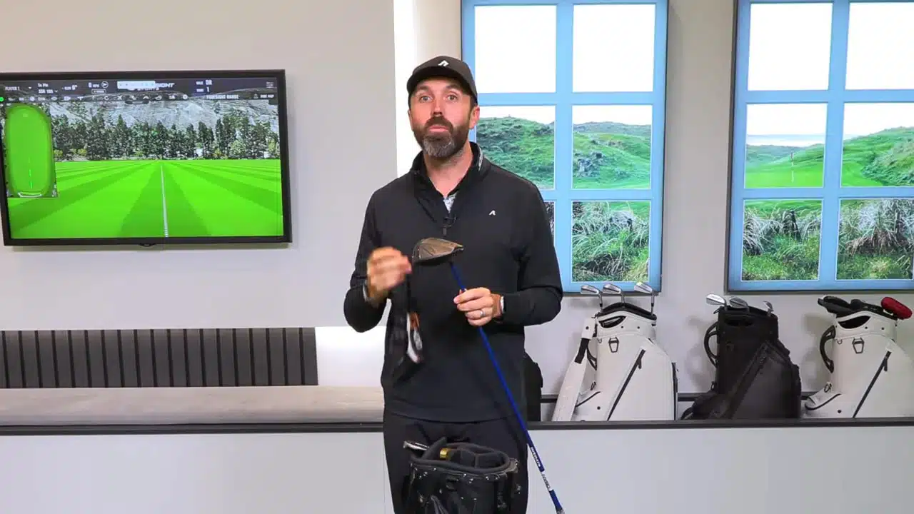 Golf-Ausrüstung für Golfanfänger: Das Set, mit dem ich heute beginnen würde Einsteiger 5 Instruktor hält einen Driver sichtbar vor sich im Indoor-Studio, Schlägerkopf gut erkennbar