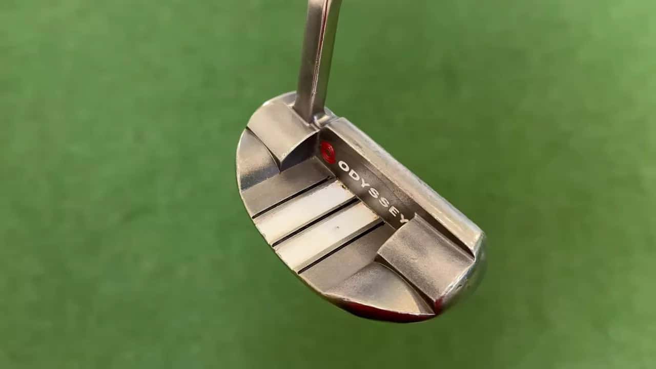Nahaufnahme eines Mallet‑Putterkopfs mit weißen Ausrichtungseinlagen
