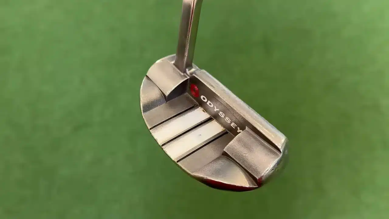 Golf-Ausrüstung für Golfanfänger: Das Set, mit dem ich heute beginnen würde Einsteiger 4 Nahaufnahme eines Mallet‑Putterkopfs mit weißen Ausrichtungseinlagen
