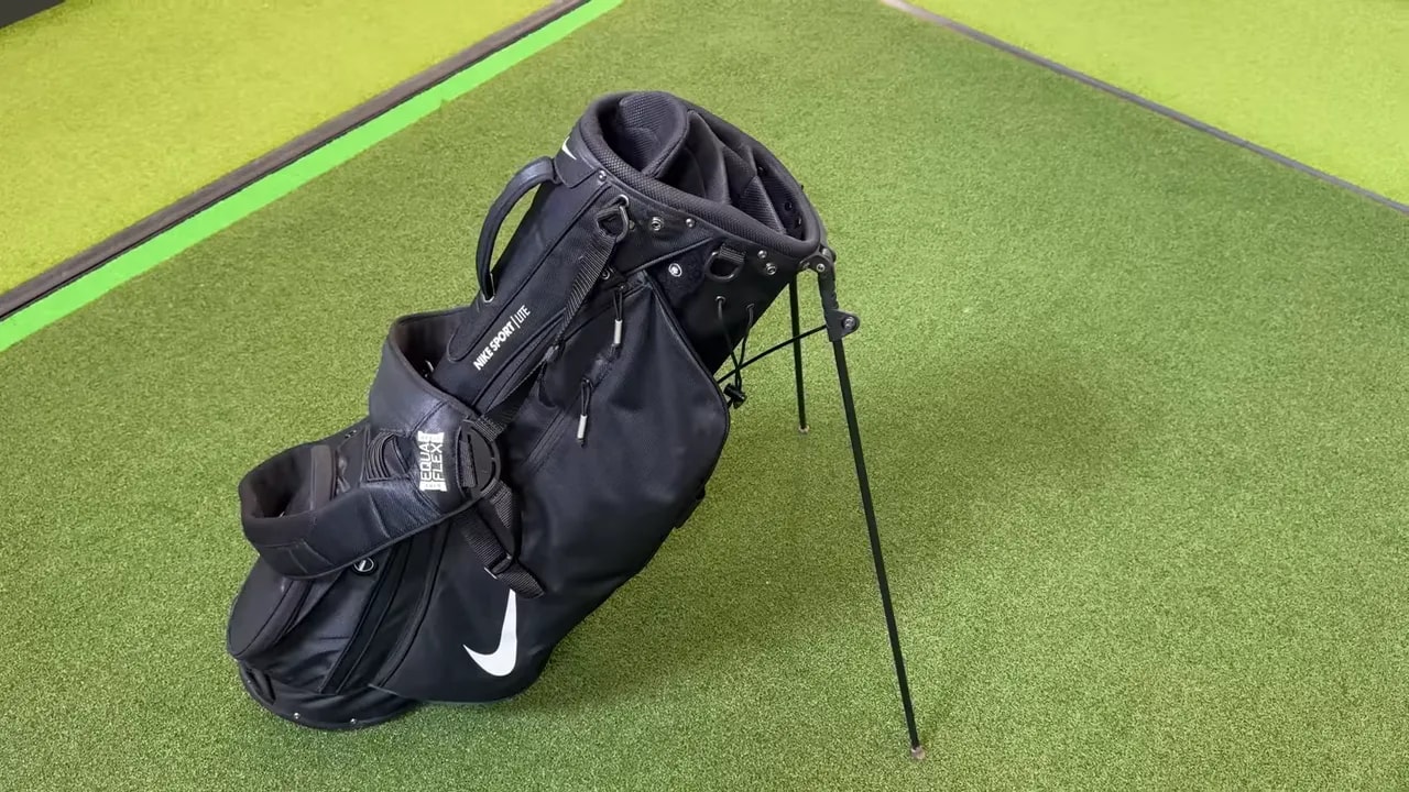 Schwarze Nike Standtasche mit ausgeklappten Ständern auf Kunstrasen