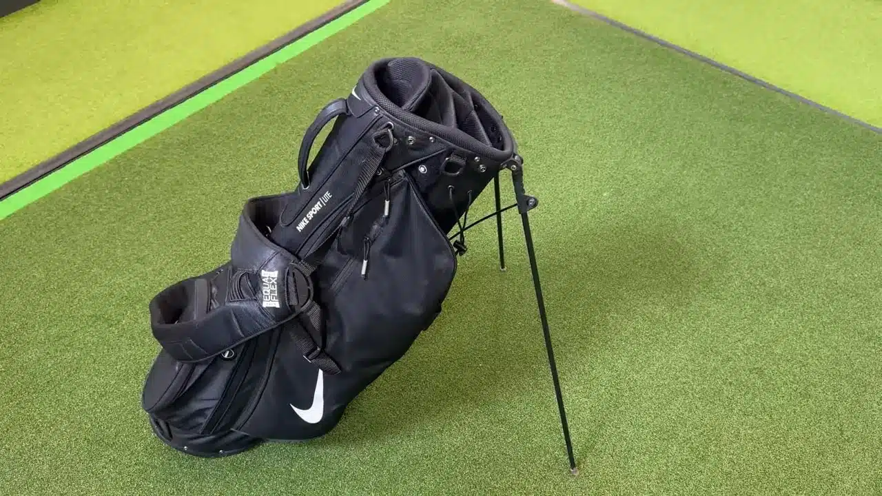 Golf-Ausrüstung für Golfanfänger: Das Set, mit dem ich heute beginnen würde Einsteiger 3 Schwarze Nike Standtasche mit ausgeklappten Ständern auf Kunstrasen
