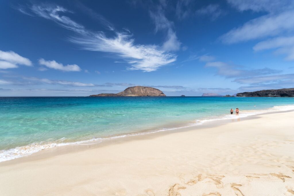 Golfurlaub Lanzarote: Zwei Plätze, ein Vulkan-Paradies Costa Teguise Golf 18 Golfurlaub Lanzarote: Zwei Plätze, ein Vulkan-Paradies Playas La Graciosa La Conchas 16 ©Turismo Lanzarote Golfreisen