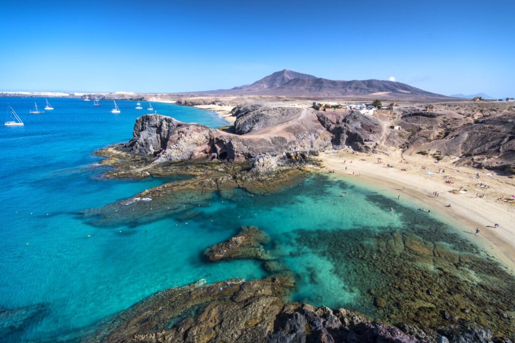 Golfurlaub Lanzarote: Zwei Plätze, ein Vulkan-Paradies Costa Teguise Golf 3 Golfurlaub Lanzarote: Zwei Plätze, ein Vulkan-Paradies Playas Playa Blanca Papagayo 14 ©Turismo Lanzarote Golfreisen